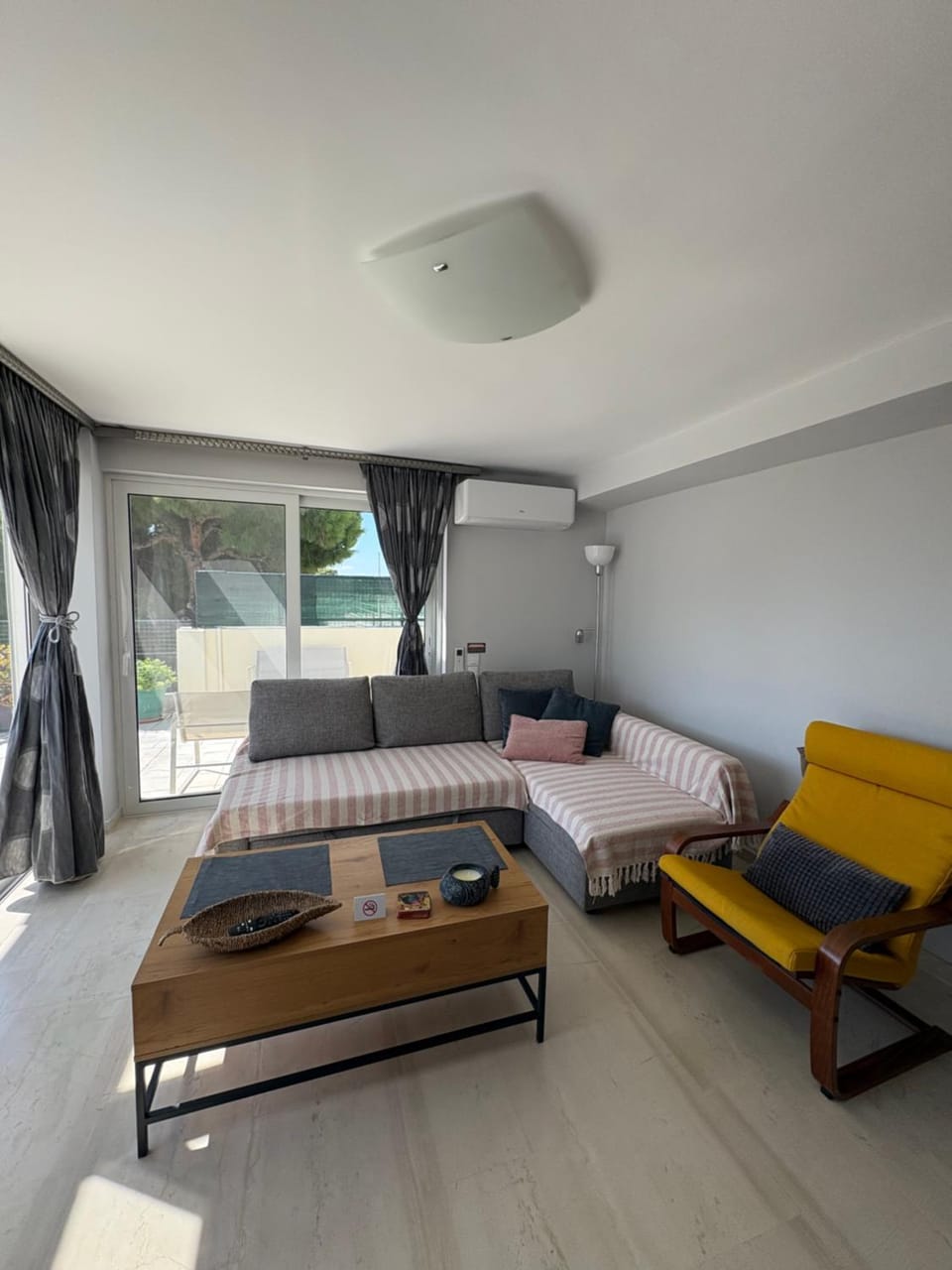 Bed, Living room, Photo of the whole room, Seating area, air conditioner