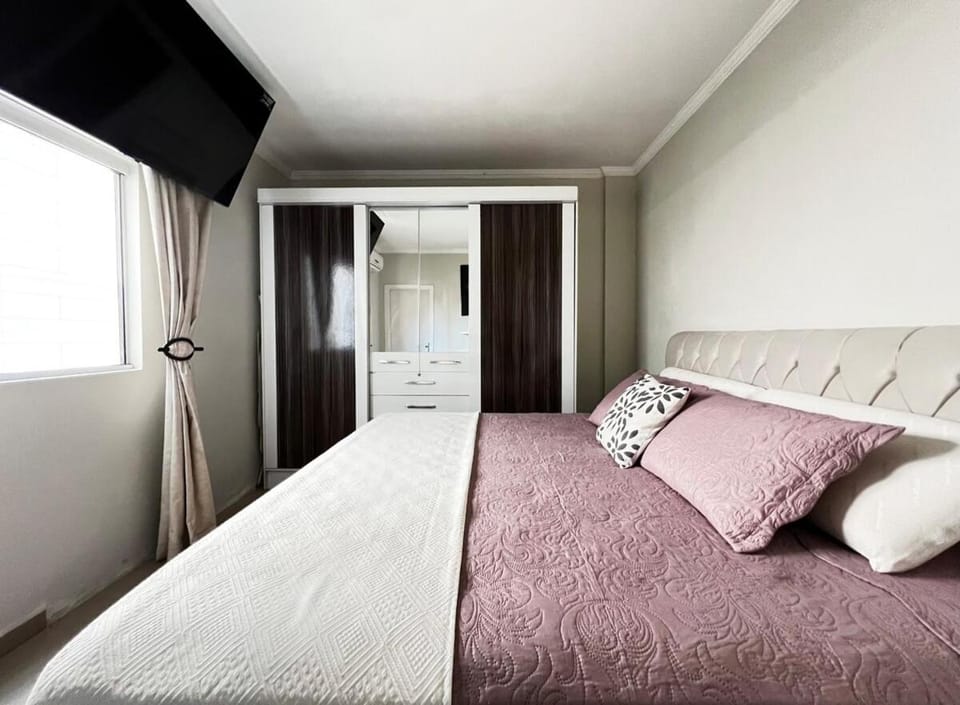 Bed, TV and multimedia, Photo of the whole room, Bedroom, air conditioner