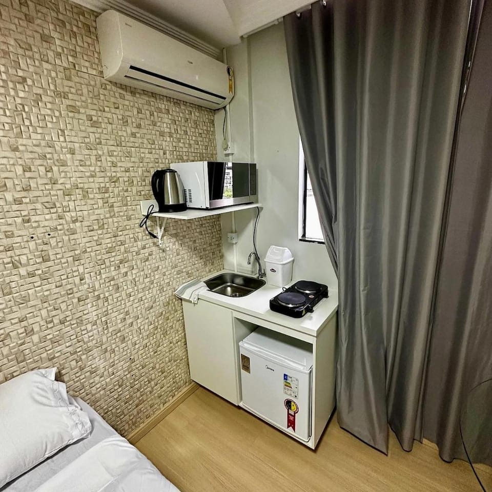 Kitchen or kitchenette, microwave, minibar, air conditioner