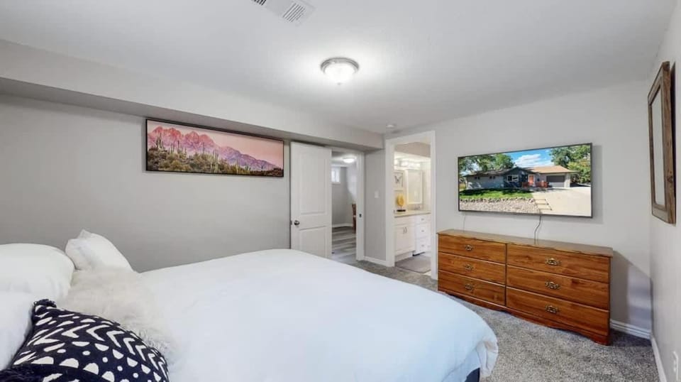 Charming four bedroom home with large yard and plenty of room for family House in Greenwood Village