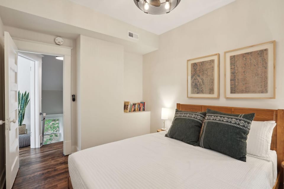 Urban Oasis by 5 Mins to Eat St, Downtown, & Convention Center House in Minneapolis