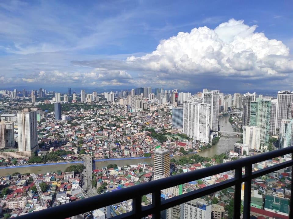 Cozy Apartment City & Mountain View with balcony FREE NETFLIX with pools sauna and sunbathing Apartment in Mandaluyong