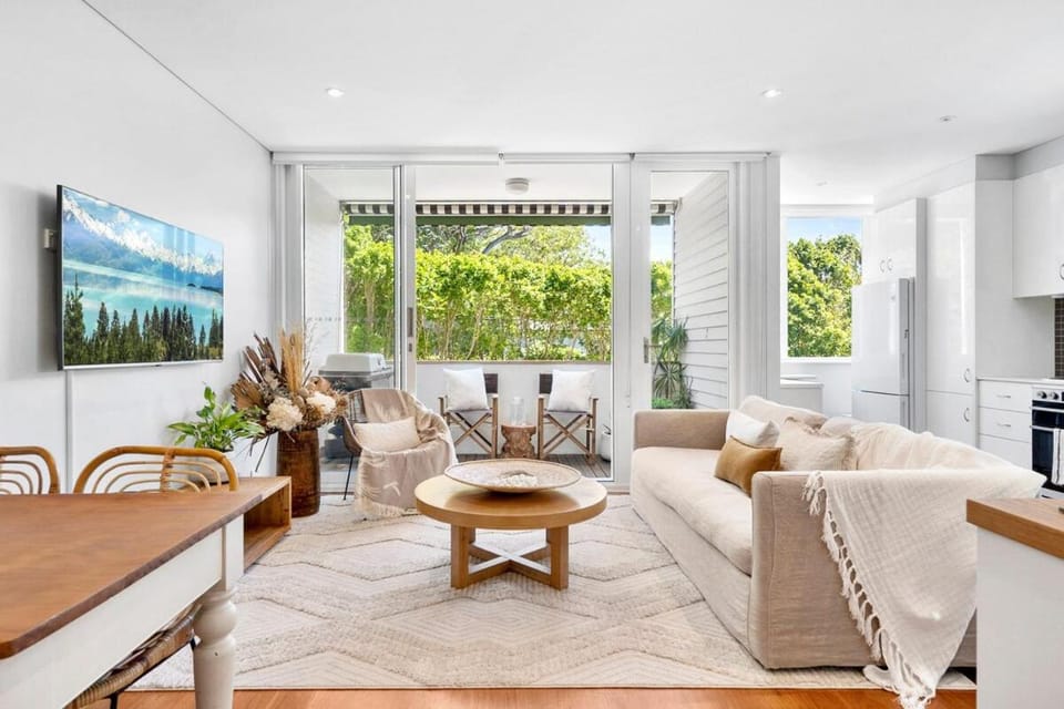 Beachside escape steps from the surf & village Apartment in Pittwater Council