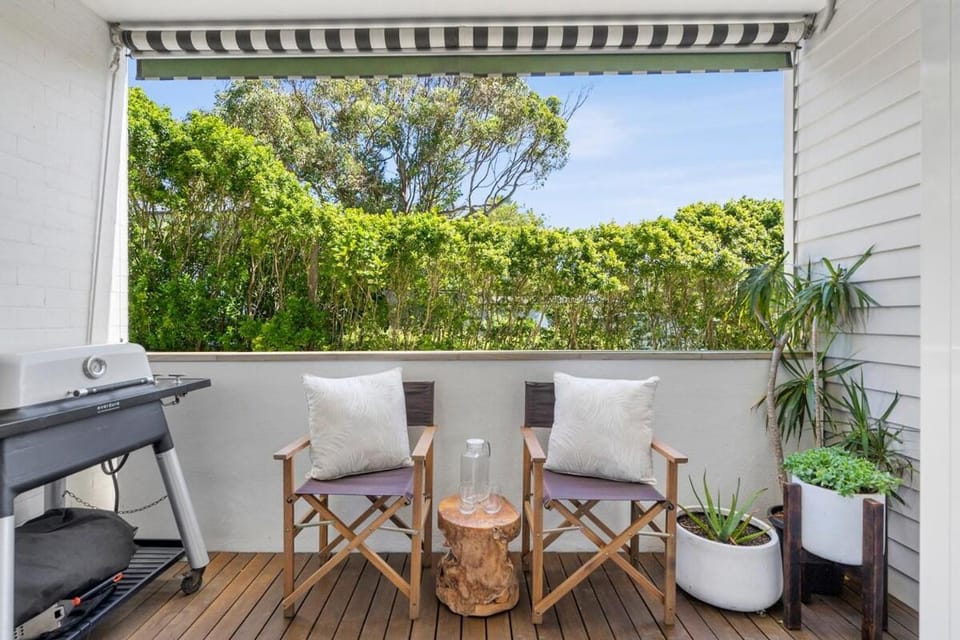 Beachside escape steps from the surf & village Apartment in Pittwater Council