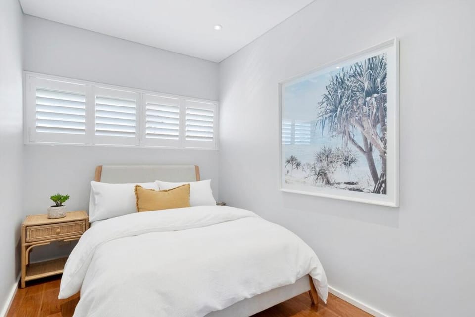 Beachside escape steps from the surf & village Apartment in Pittwater Council