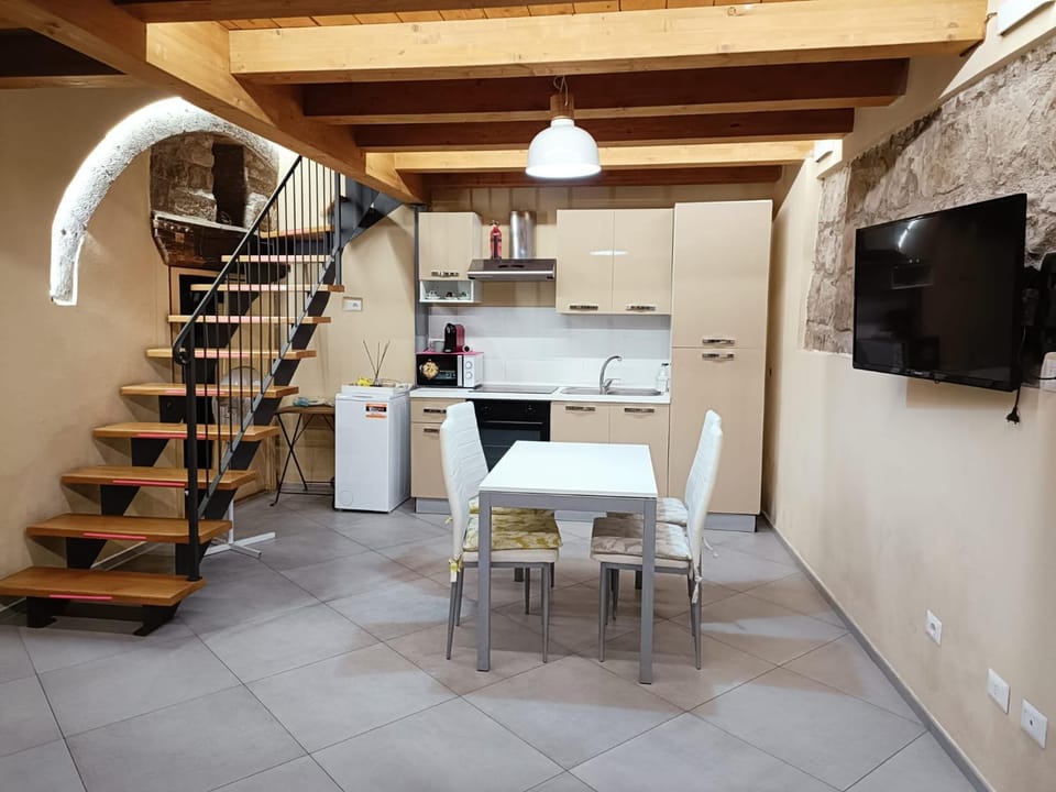 Restaurant/places to eat, TV and multimedia, Kitchen or kitchenette, Dining area, Breakfast