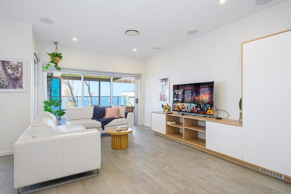 Spacious 4BR Riverfront Getaway in Taren Point House in Sydney