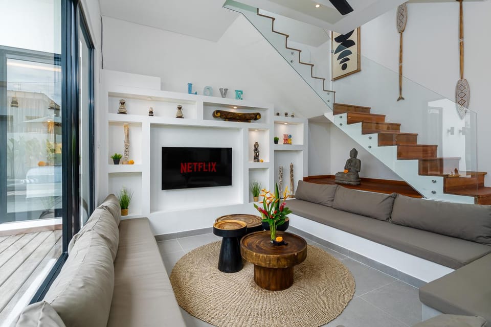 TV and multimedia, Living room, Decorative detail, Seating area