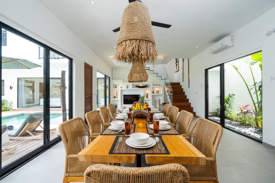 Living room, Food and drinks, Seating area, Dining area, Food, Pool view, Swimming pool, sunbed