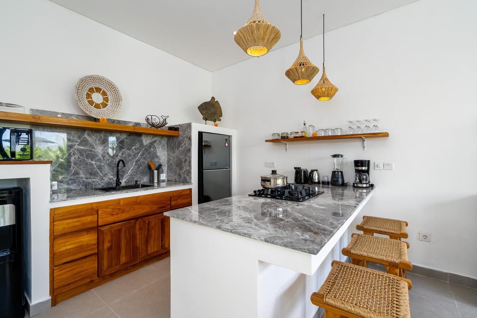 Coffee/tea facilities, Kitchen or kitchenette, Seating area, stove