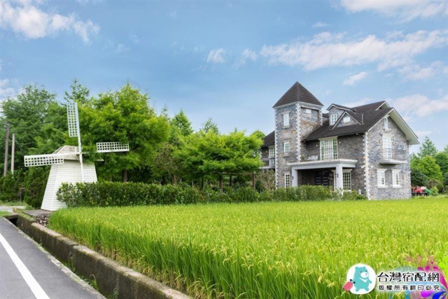 Property building, Natural landscape, Garden, Garden view, Street view