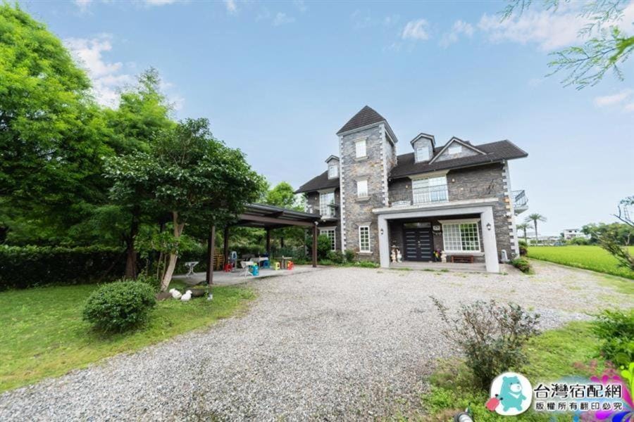 Property building, Natural landscape, Garden, Garden view, Parking