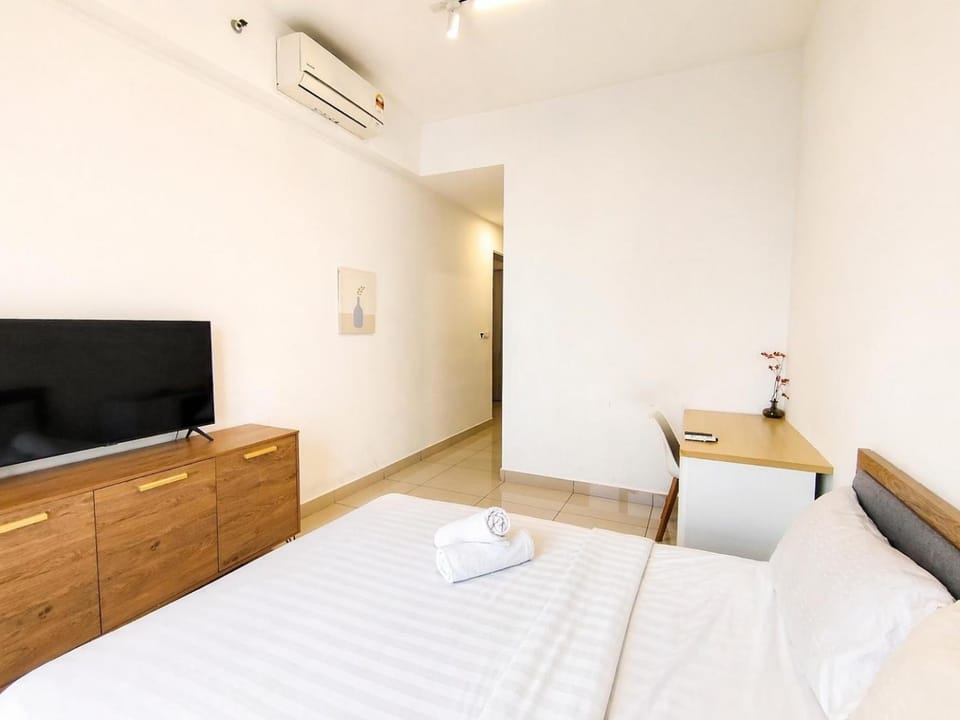 Bed, TV and multimedia, Photo of the whole room, Bedroom, towels, air conditioner