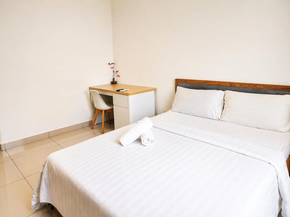 Bed, Photo of the whole room, Bedroom, towels