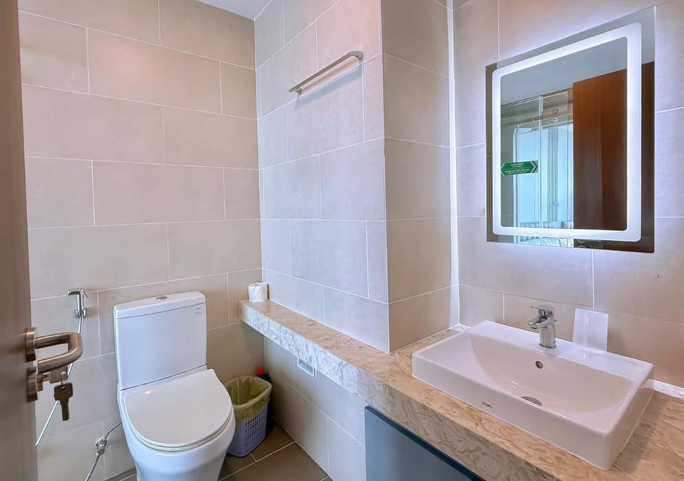 Shower, Toilet, Bathroom, Inner courtyard view, towels