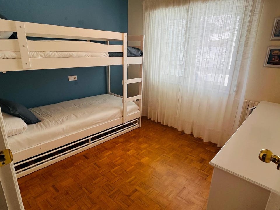 Bedroom, bunk bed