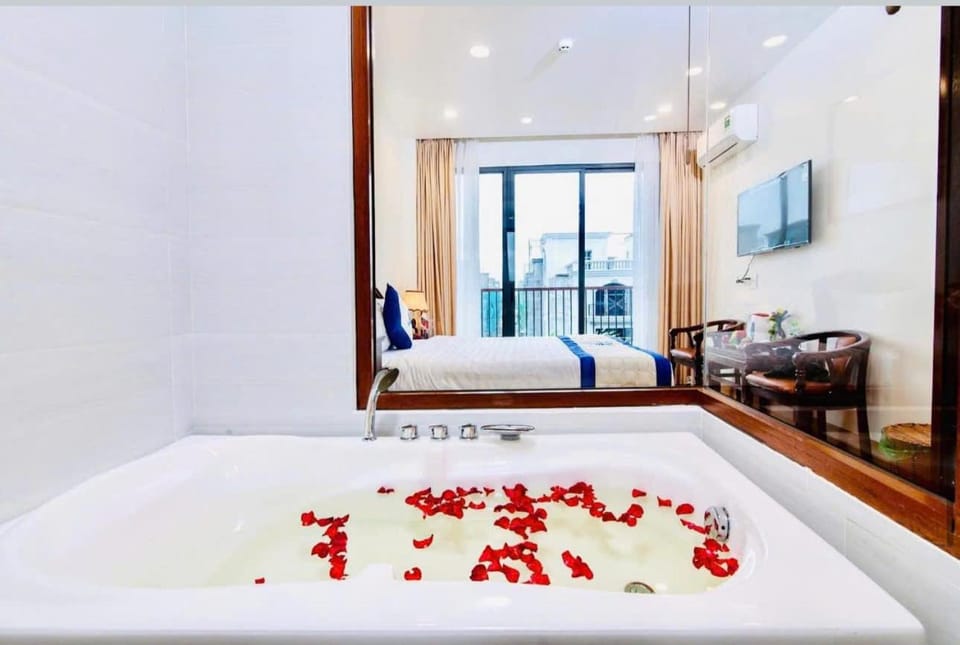 Property building, Restaurant/places to eat, TV and multimedia, Bedroom, Swimming pool, Breakfast, towels