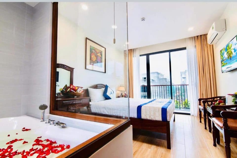 Bed, TV and multimedia, Seating area, Bedroom
