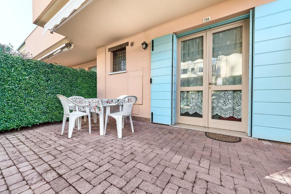 Property building, Patio, Day, Balcony/Terrace