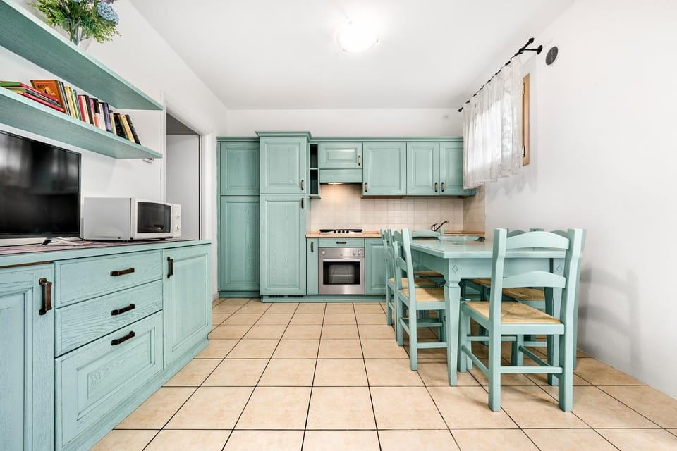 TV and multimedia, Kitchen or kitchenette, Dining area, oven, stove