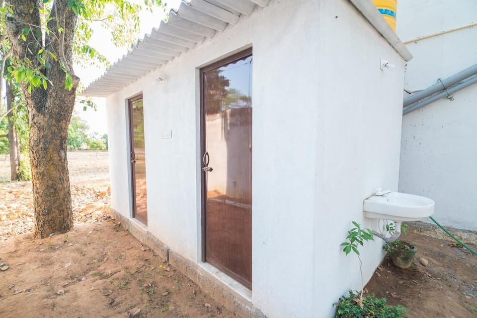 Toilet, Property building, Day