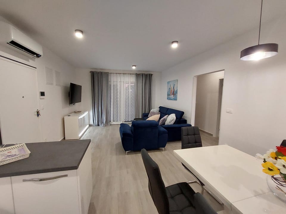 TV and multimedia, Living room, Photo of the whole room, Seating area, air conditioner