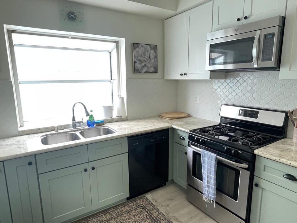 Luxe 2-BR with King suite, rooftop, steps from beach Apartment in Venice Beach