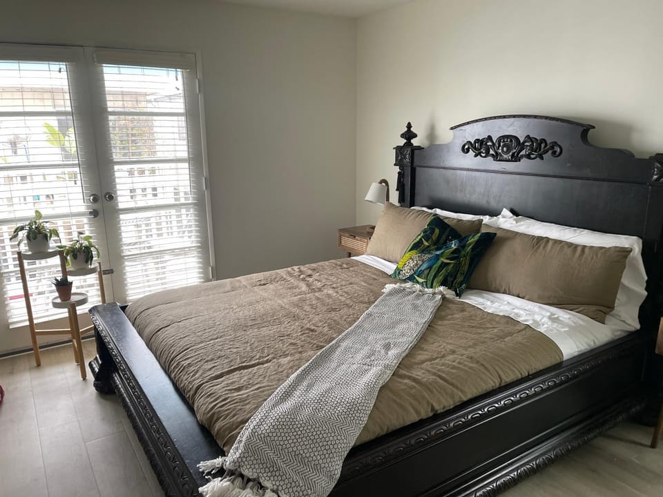 Luxe 2-BR with King suite, rooftop, steps from beach Apartment in Venice Beach