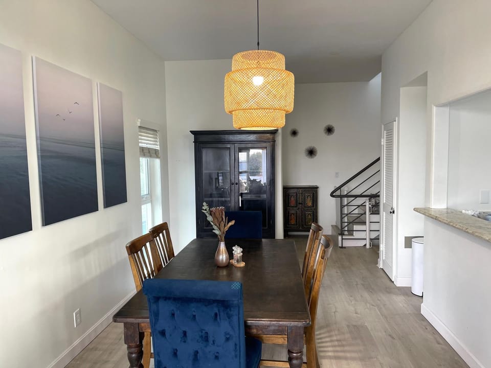 Luxe 2-BR with King suite, rooftop, steps from beach Apartment in Venice Beach