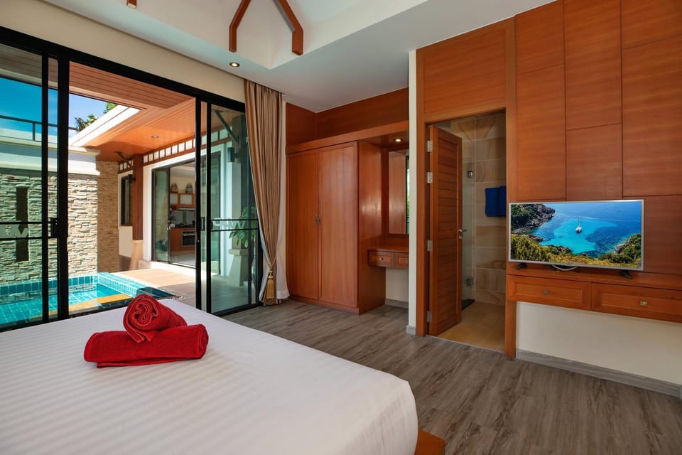 Bed, TV and multimedia, Photo of the whole room, Bedroom, Pool view