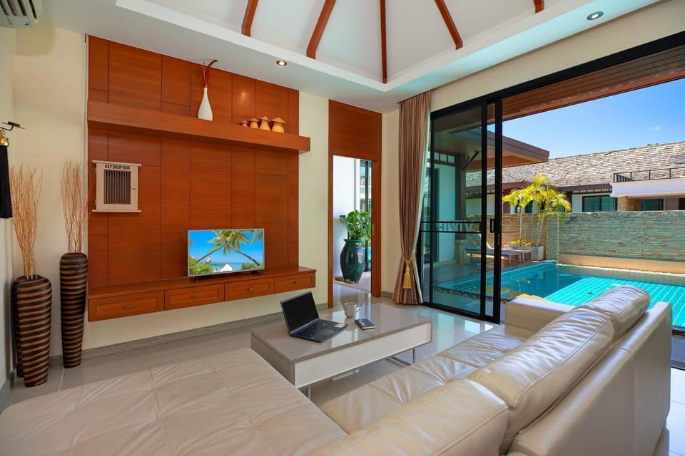 TV and multimedia, Evening entertainment, Pool view