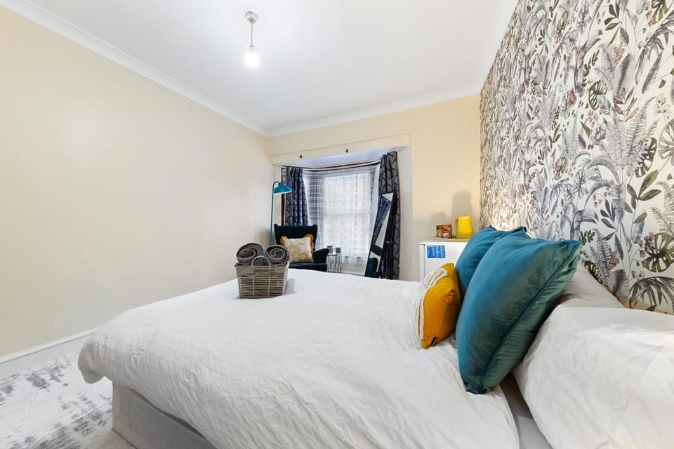 Chic Private Bedroom In Central London Near Tube - Bedroom1 Bed and Breakfast in London