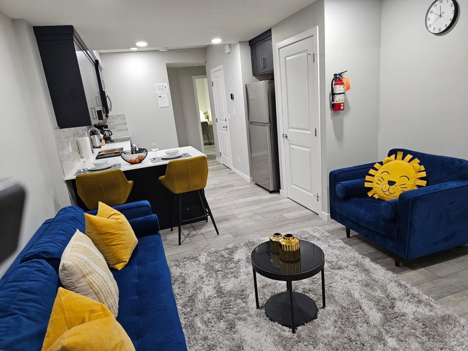 Cozy and Luxurious 2 bedroom Suite in SouthWest, AB House in Calgary