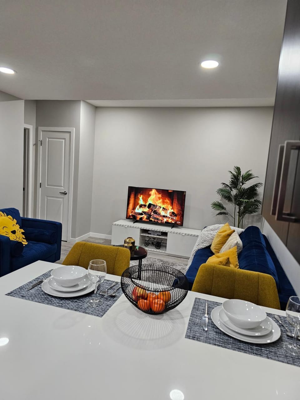 Cozy and Luxurious 2 bedroom Suite in SouthWest, AB House in Calgary