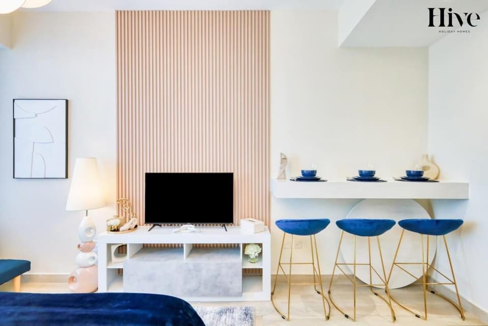 Chic & Cozy Studio Stay - Bloom Towers, JVC Dubai Apartment in Dubai
