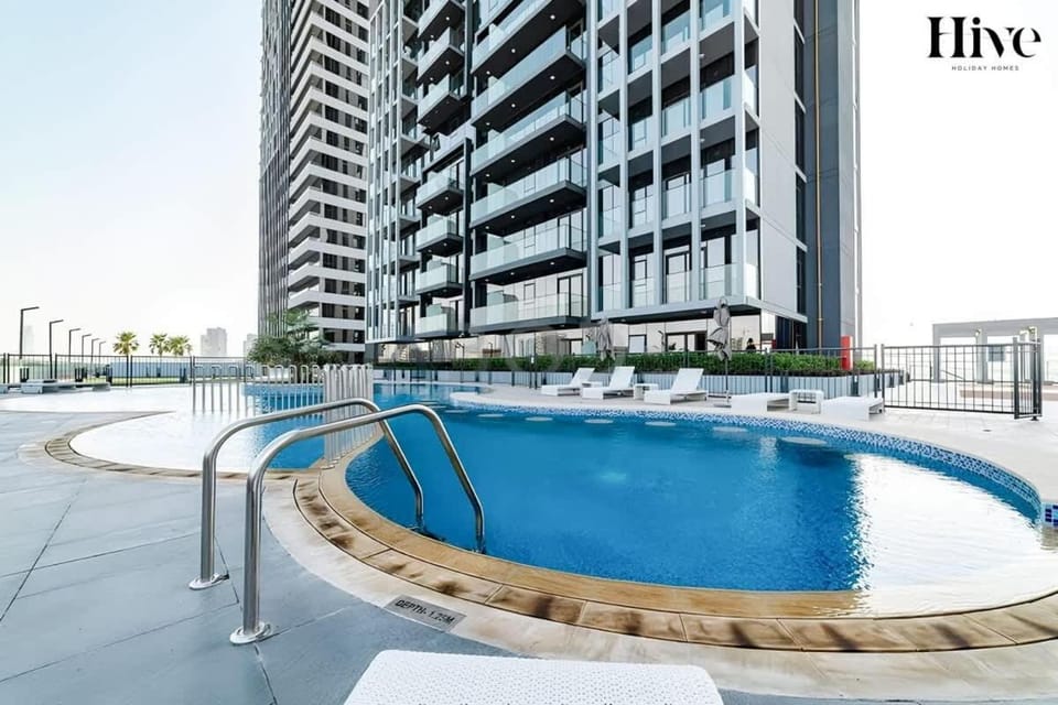 Chic & Cozy Studio Stay - Bloom Towers, JVC Dubai Apartment in Dubai