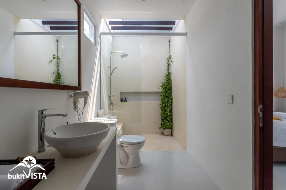 Shower, Toilet, Bathroom, Bath, bidet, towels