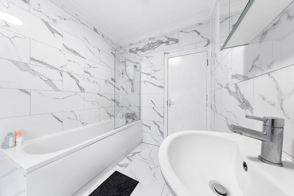 Classy Shared Home With Private Bedroom Near Tube - Bedroom3 Vacation rental in London
