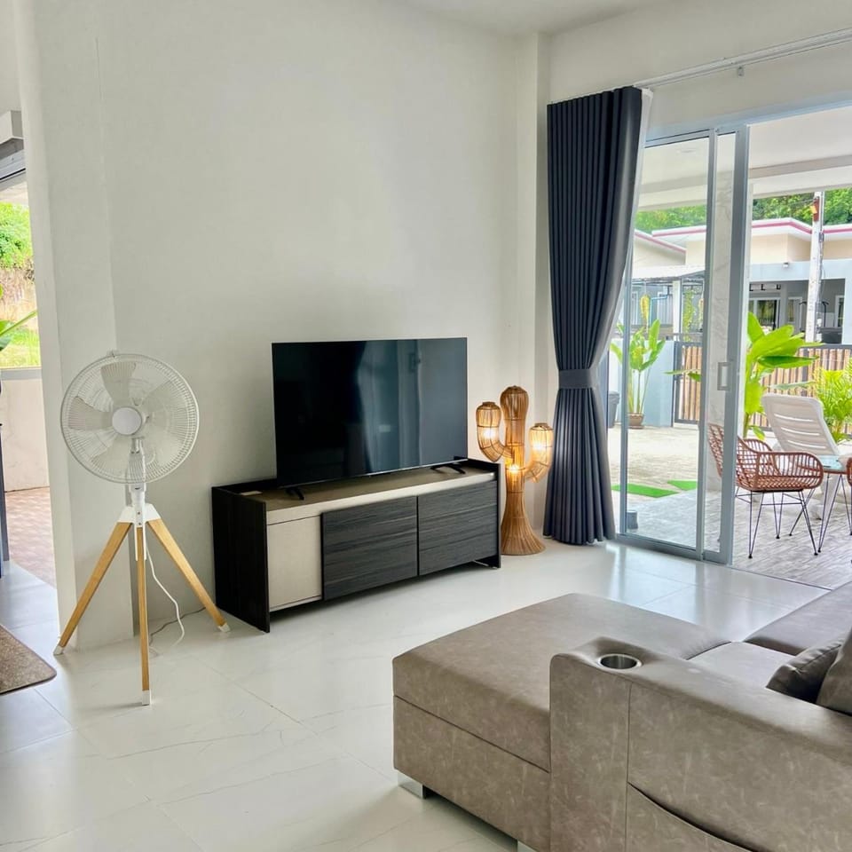 Bed, TV and multimedia, Living room, Photo of the whole room, Seating area, Evening entertainment, air conditioner
