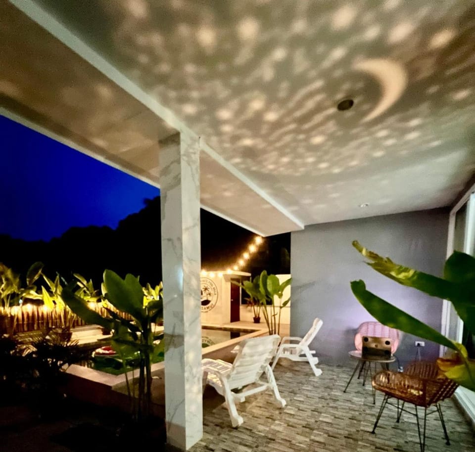 Property building, Patio, Night, Garden, Balcony/Terrace, Lounge or bar, Seating area, Garden view, Swimming pool, sunbed