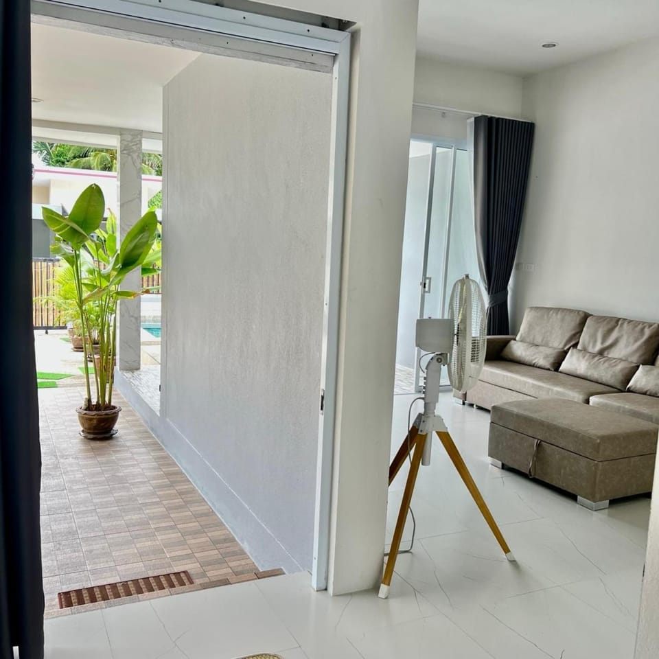 Property building, Patio, Balcony/Terrace, Living room, Seating area, Swimming pool