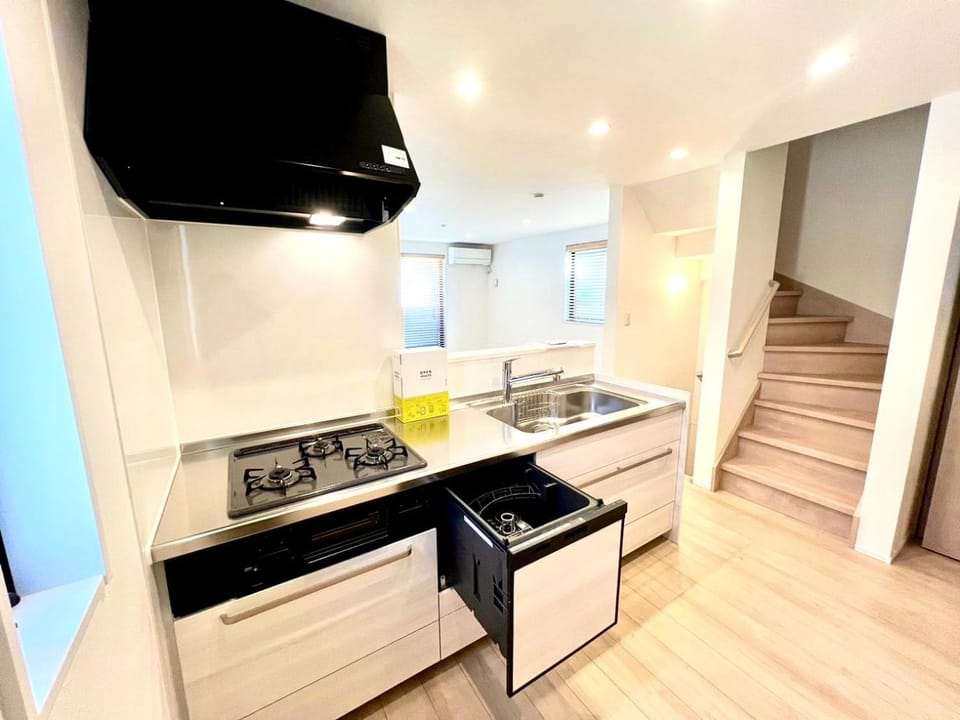 Kitchen or kitchenette, dishwasher, stove