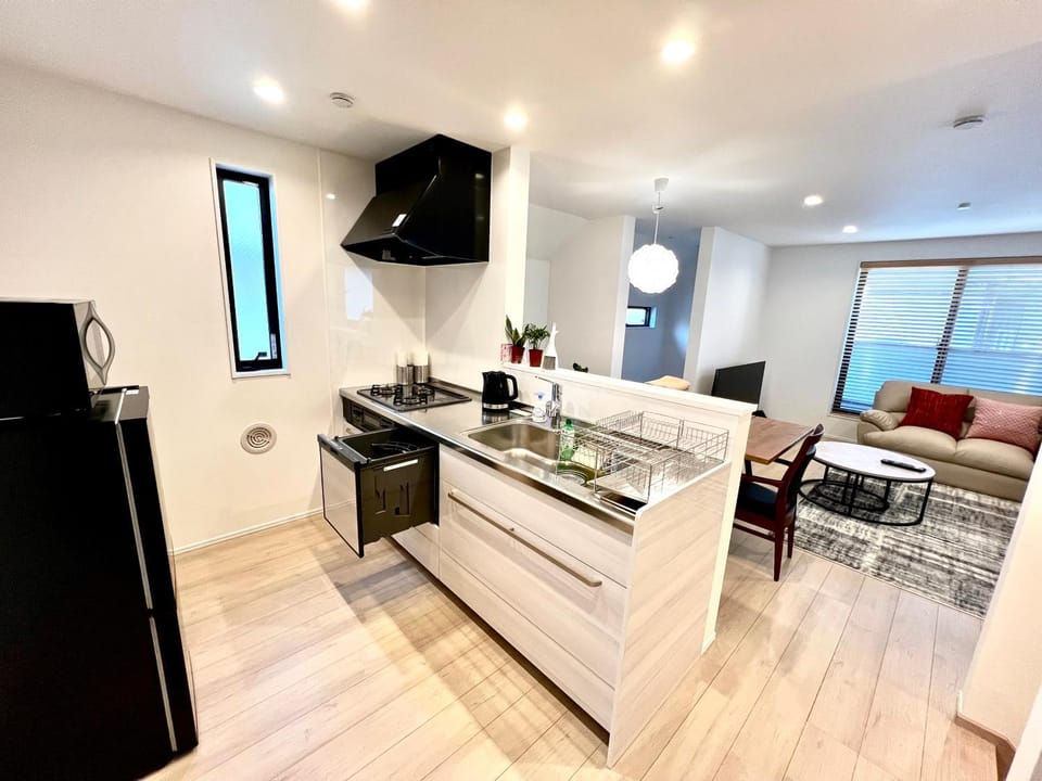 Kitchen or kitchenette, dishwasher, stove