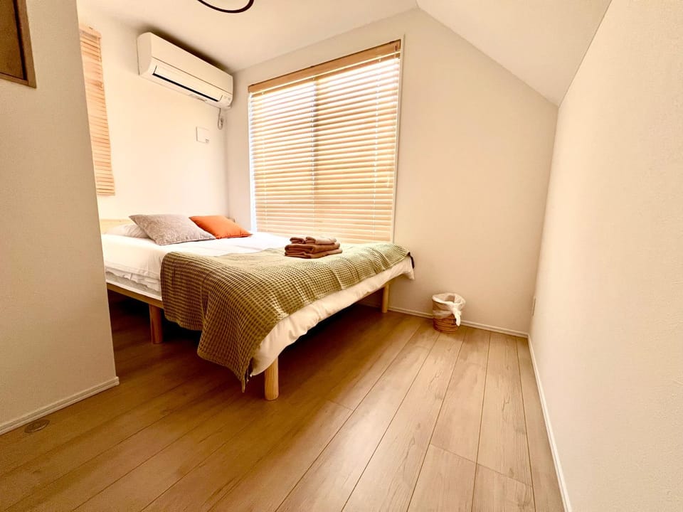 Bed, Bedroom, air conditioner