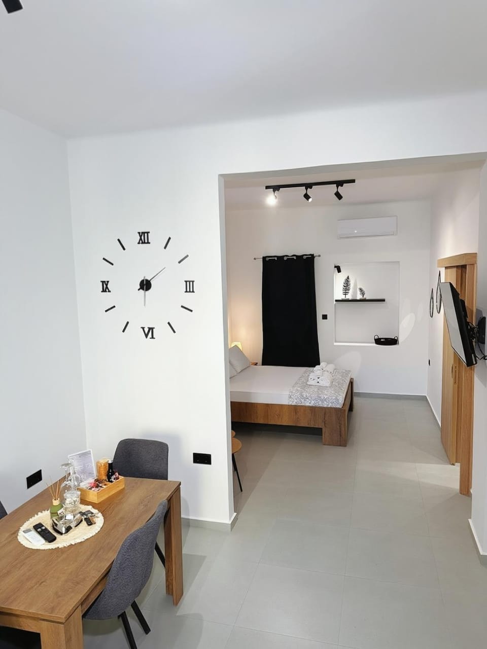 Bed, Living room, Photo of the whole room, Seating area, Dining area