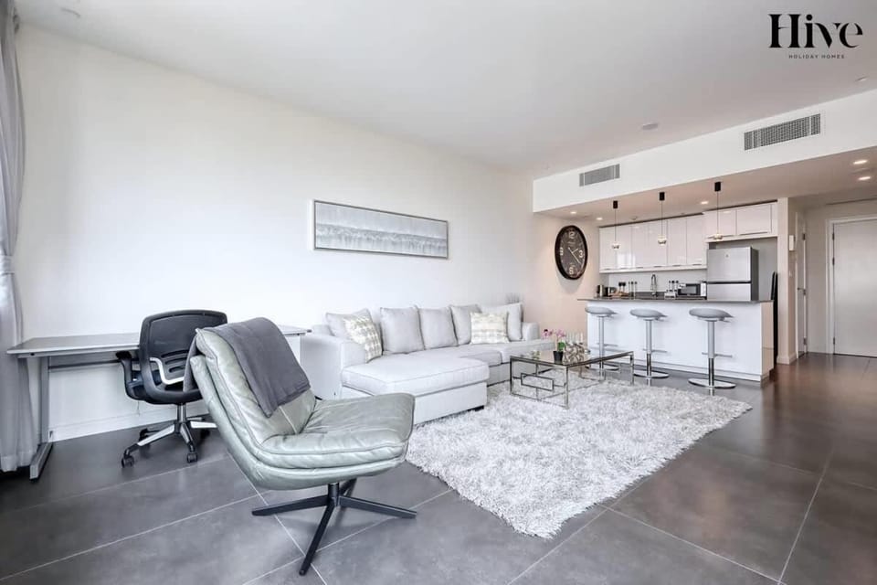 Elegant Luxury 1-Bed at Golf Views - Near Metro & Marina Apartment in Dubai