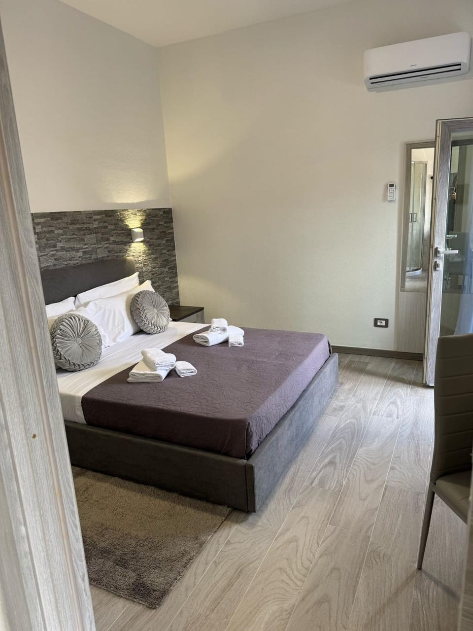 Bed, Photo of the whole room, towels, air conditioner