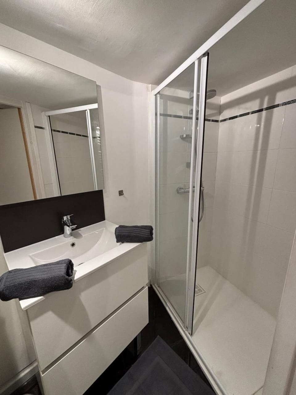 Shower, Bathroom, towels