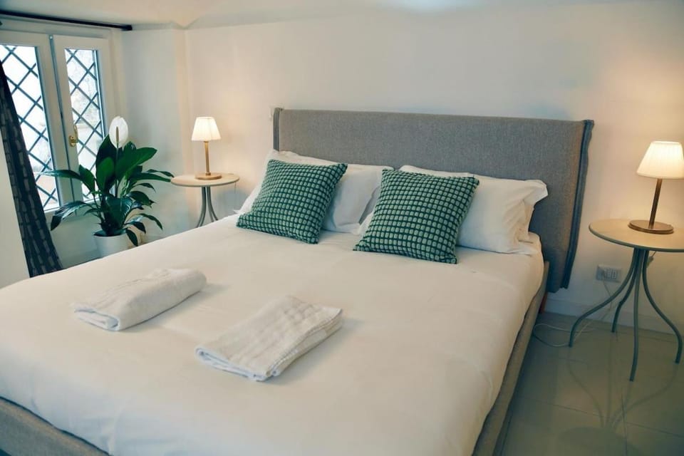 Spacious & Quiet Miracle in Trastevere Apartment in Rome