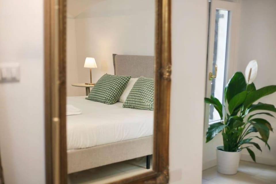 Spacious & Quiet Miracle in Trastevere Apartment in Rome